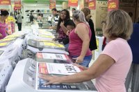 Confiança do consumidor recua para menor nível desde 2023, diz FGV