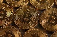 Bitcoin recua mais de 3% e atinge menor valor em 4 meses