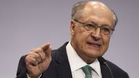 Brasil aguarda decisão dos EUA antes de reagir à taxação, diz Alckmin