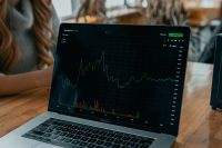 S&P 500 e Nasdaq recuam com perdas em Apple e Nvidia