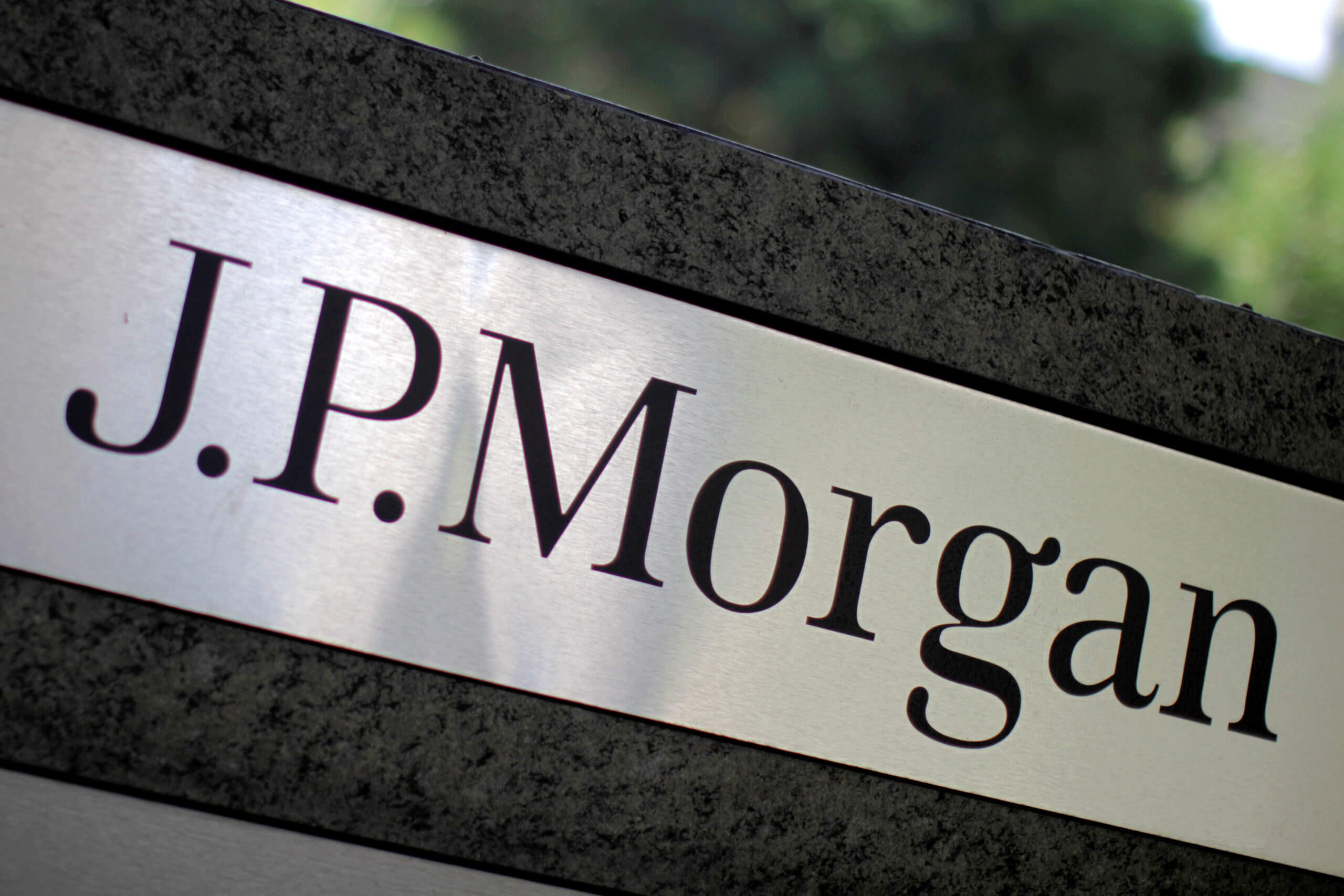 JPMorgan tem lucro recorde em 2024 com salto no 4º tri