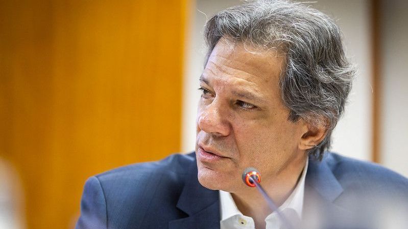 Haddad diz que quis taxar blusinhas, mas Lula o impediu