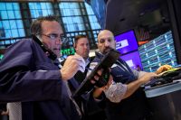 Wall Street sobe impulsionado por balanços e perspectivas de corte de juros