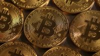 Bitcoin fecha em queda com dados dos EUA, Trump, e relatos sobre vírus