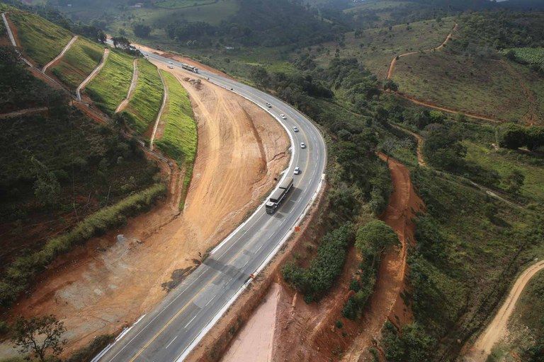 Lula assina concessão da “rodovia da morte“ em Minas Gerais