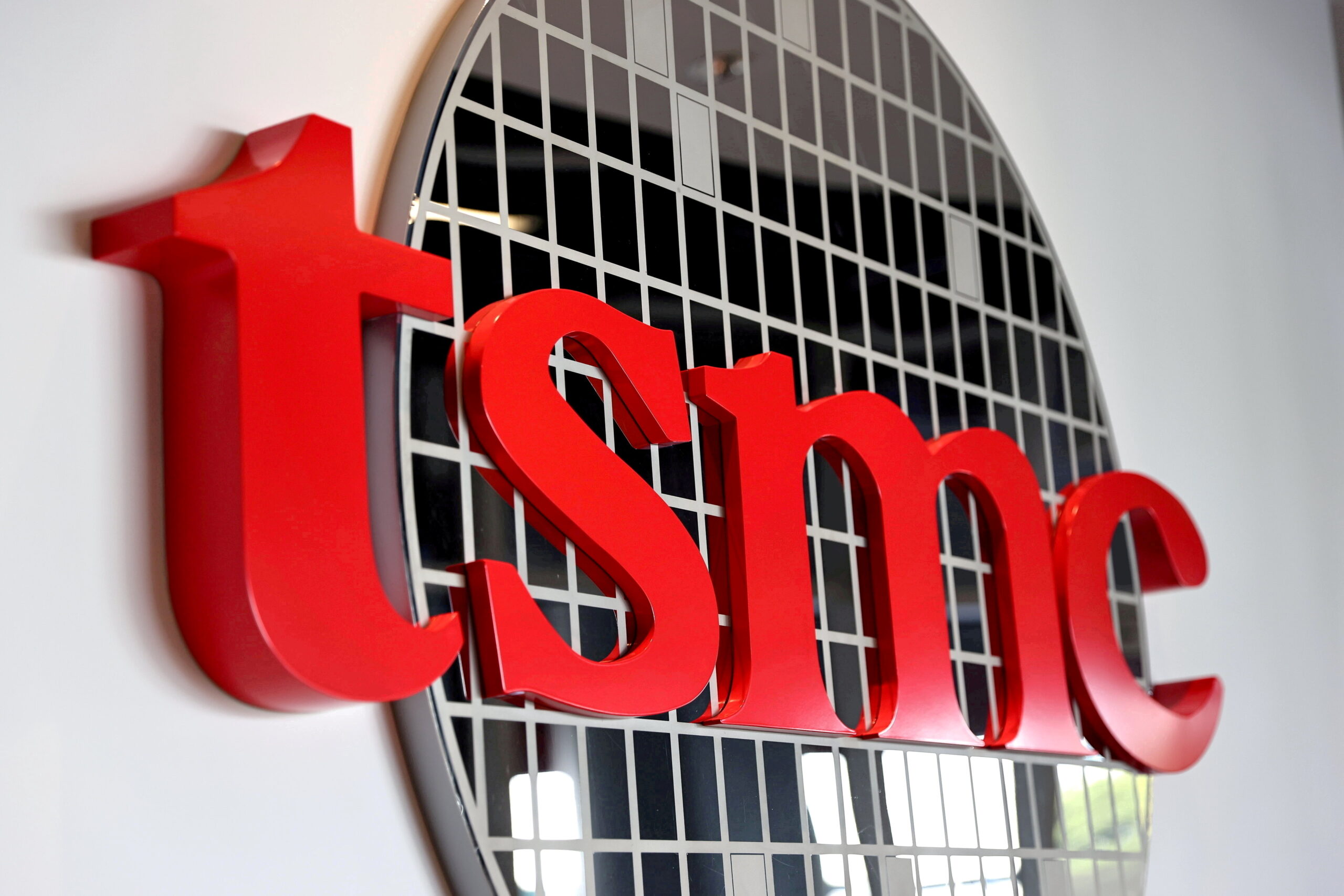 TSMC tem lucro trimestral recorde e prevê alta em receita no início do ano