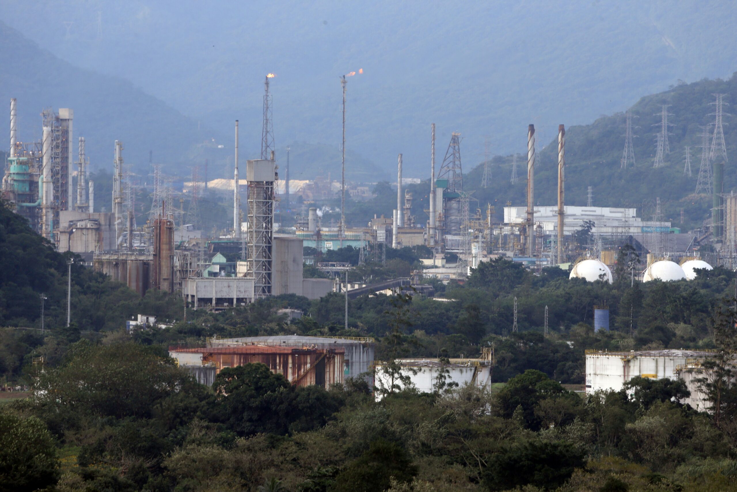 Indústria química quer acelerar investimentos antes do início da tributária