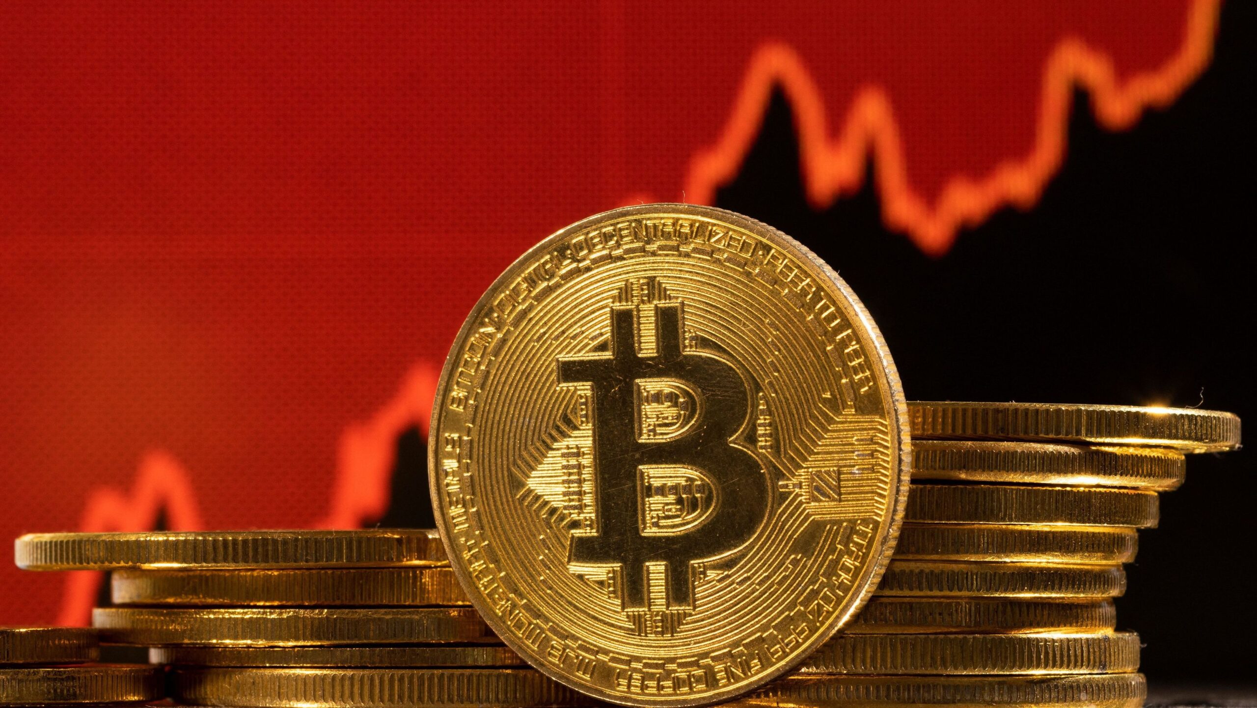 Bitcoin volta a ficar abaixo de US$ 100 mil com cautela por tarifas