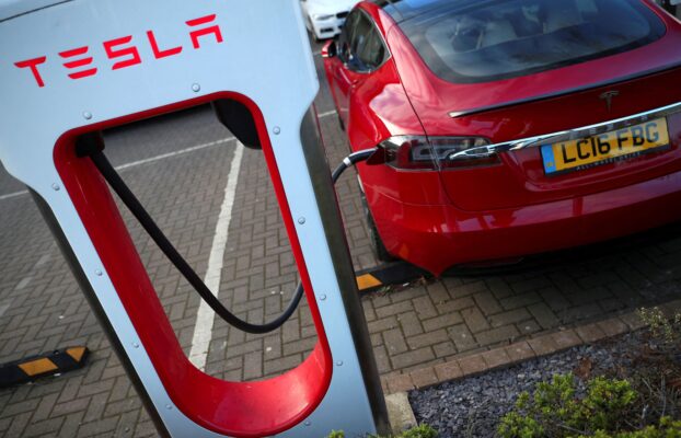 Tesla promete carros mais baratos e ofusca resultados abaixo do esperado