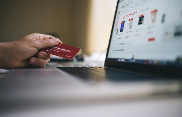 Metade dos brasileiros abandona compra on-line por insegurança, diz Serasa