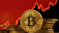 Bitcoin volta a ficar abaixo de US$ 100 mil com cautela por tarifas