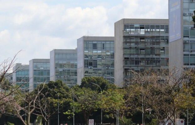 Governo mira isentar de IR quase 20 milhões de pessoas ao fim do mandato