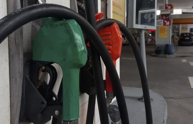 Preço médio da gasolina vai a R$ 6,35, maior valor em mais de 2 anos