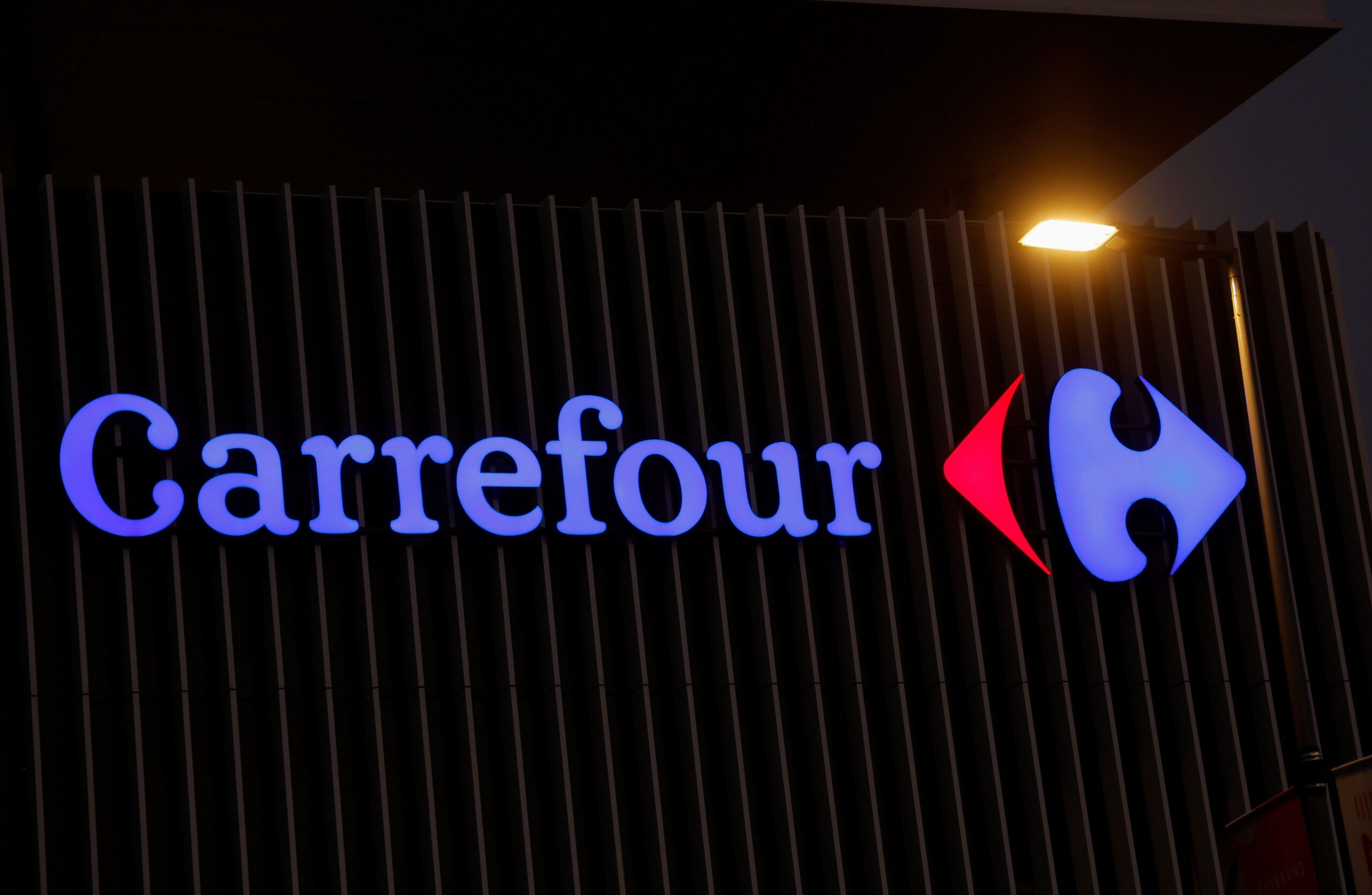 Carrefour planeja fechar capital no Brasil; ações disparam