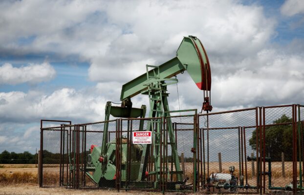 Petróleo fecha em alta, de olho na guerra da Ucrânia e Opep+