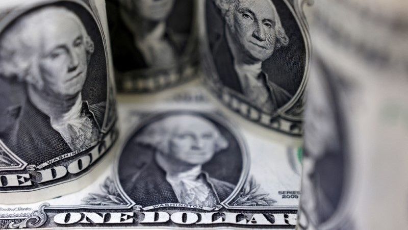 Dólar recua e fecha a R$ 5,68 de olho em cenário externo; bolsa cai