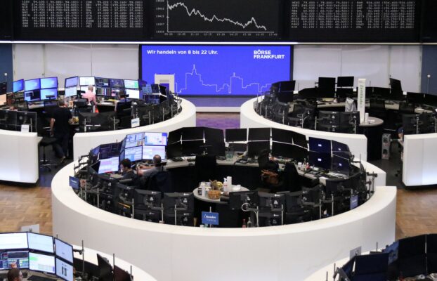 Bolsas da Europa fecham sem direção com reação a balanços e tarifas