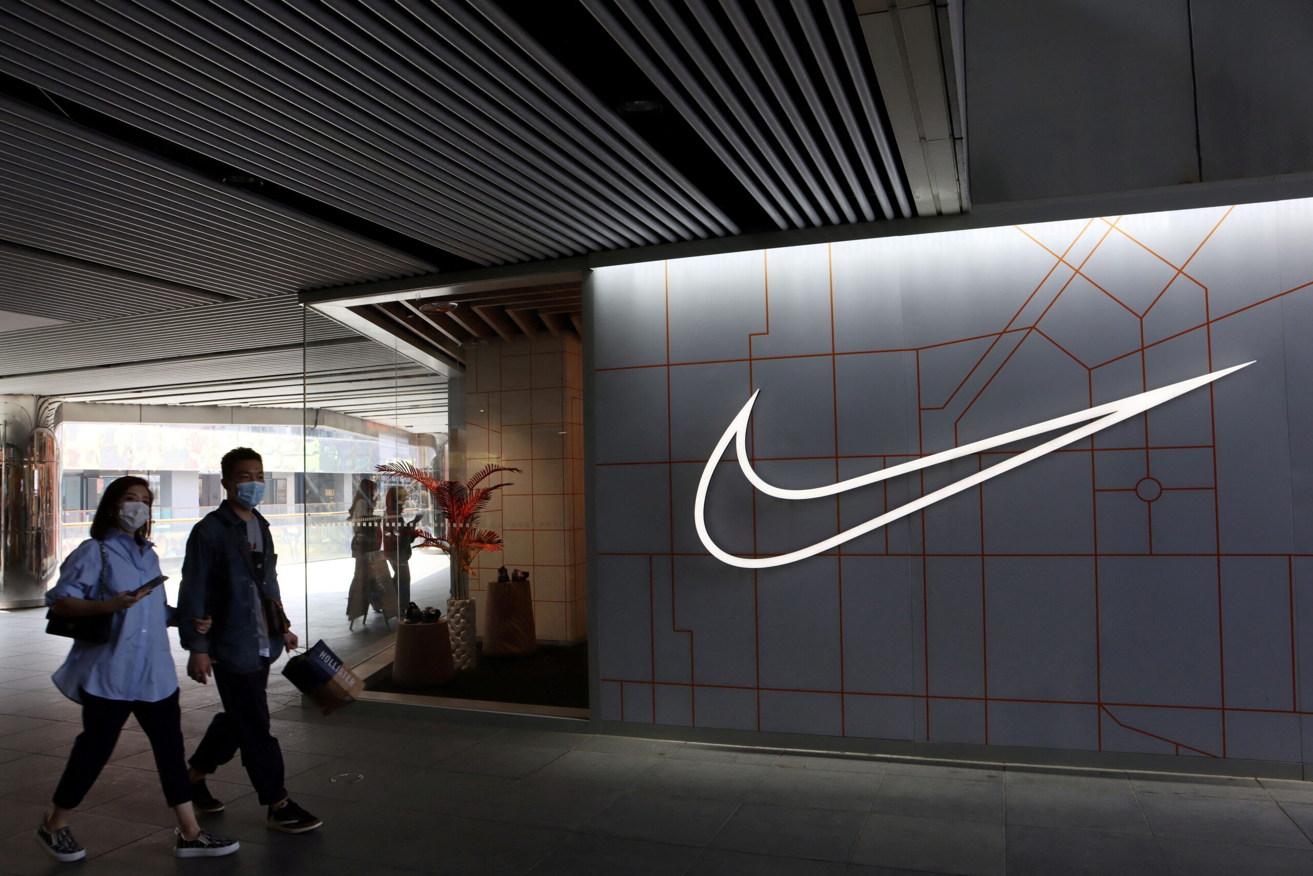 Nike se une a Kim Kardashian para tentar reverter crise