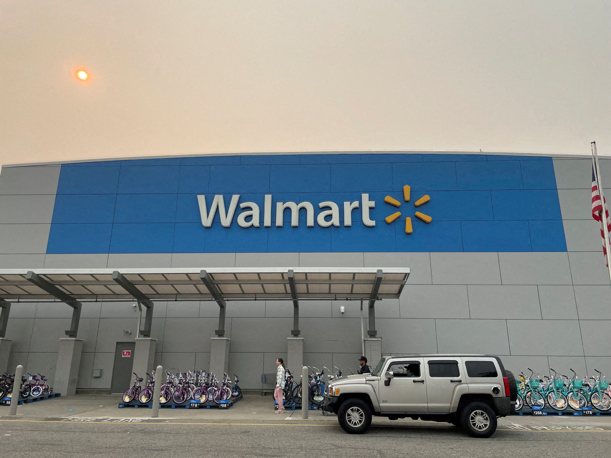 Walmart tem desafios com tarifas de Trump, mas mercado prevê venda recorde