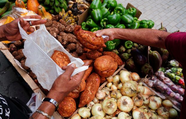 Peso da alta dos preços dos alimentos é ainda maior para baixa renda