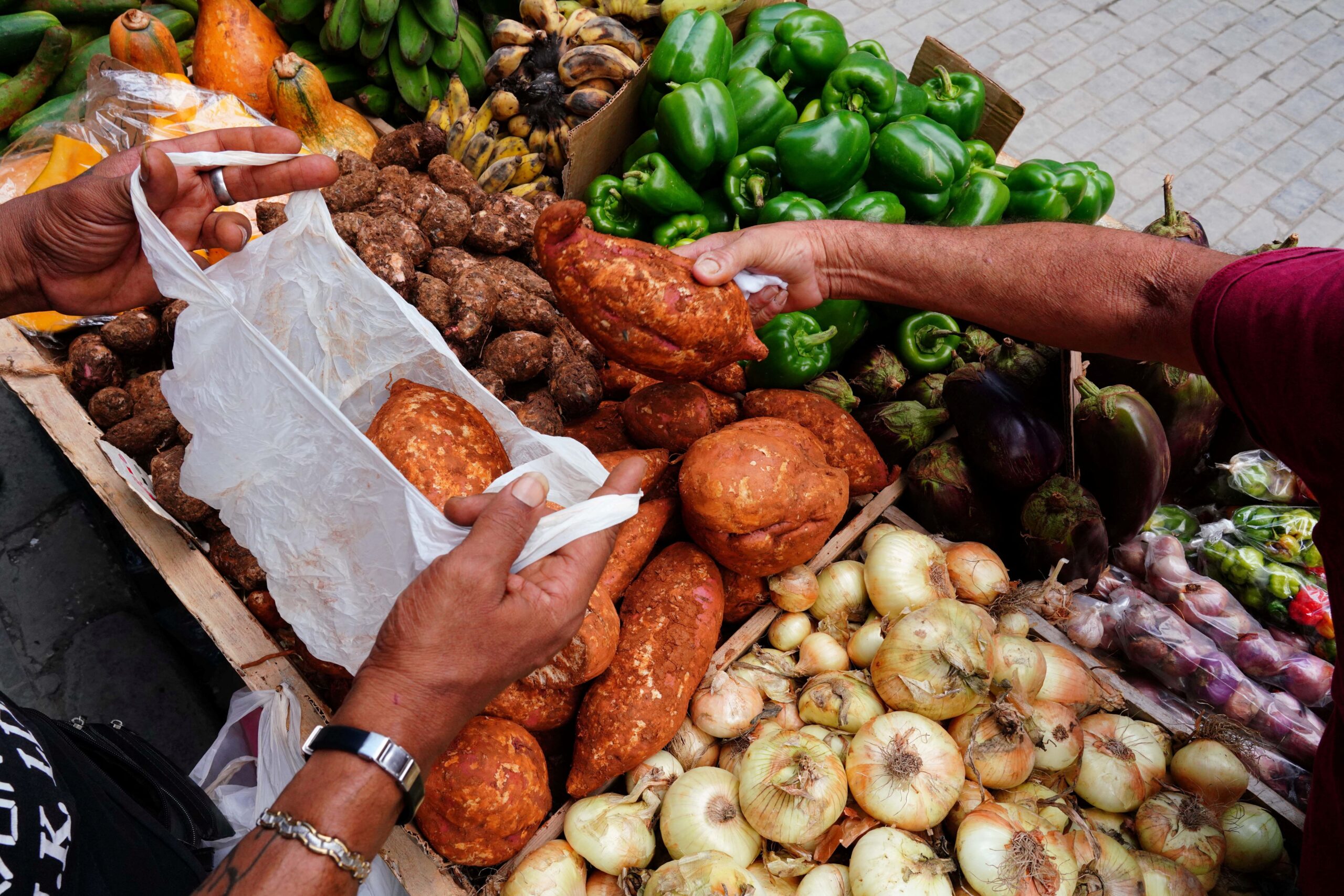 Peso da alta dos preços dos alimentos é ainda maior para baixa renda