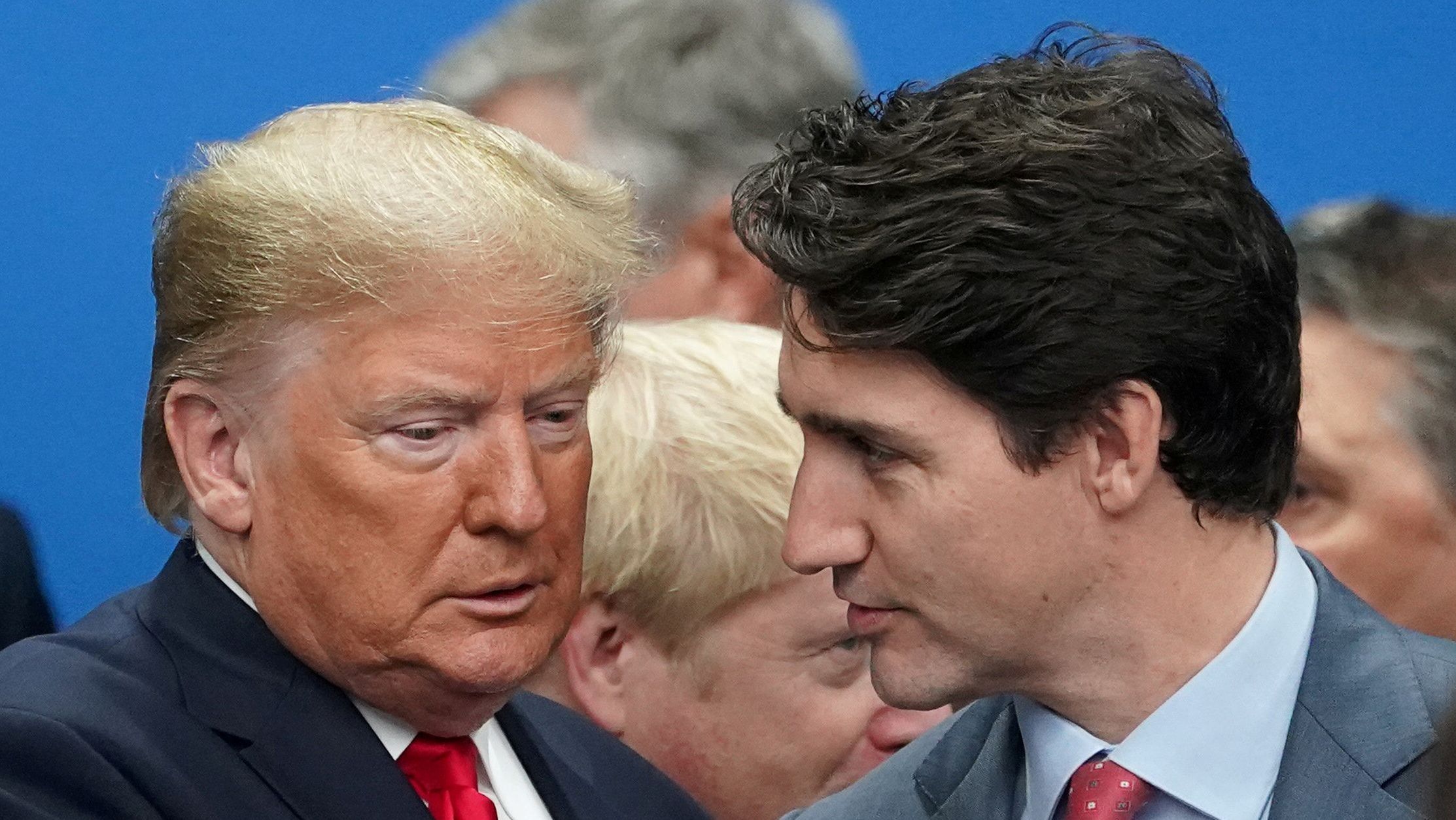 Trump adia tarifas de importação para produtos do Canadá