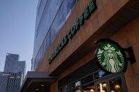 Starbucks vai pagar US$ 50 mi a entregador queimado por café quente nos EUA