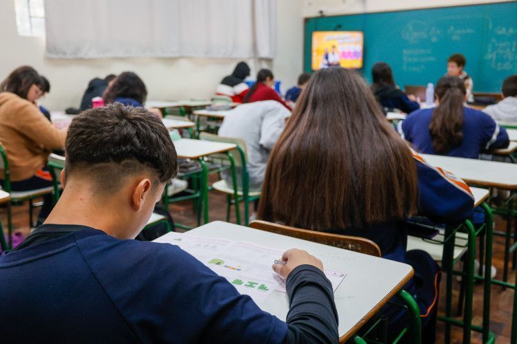 Inadimplência em escolas cai mais de 2% em 2024, diz pesquisa