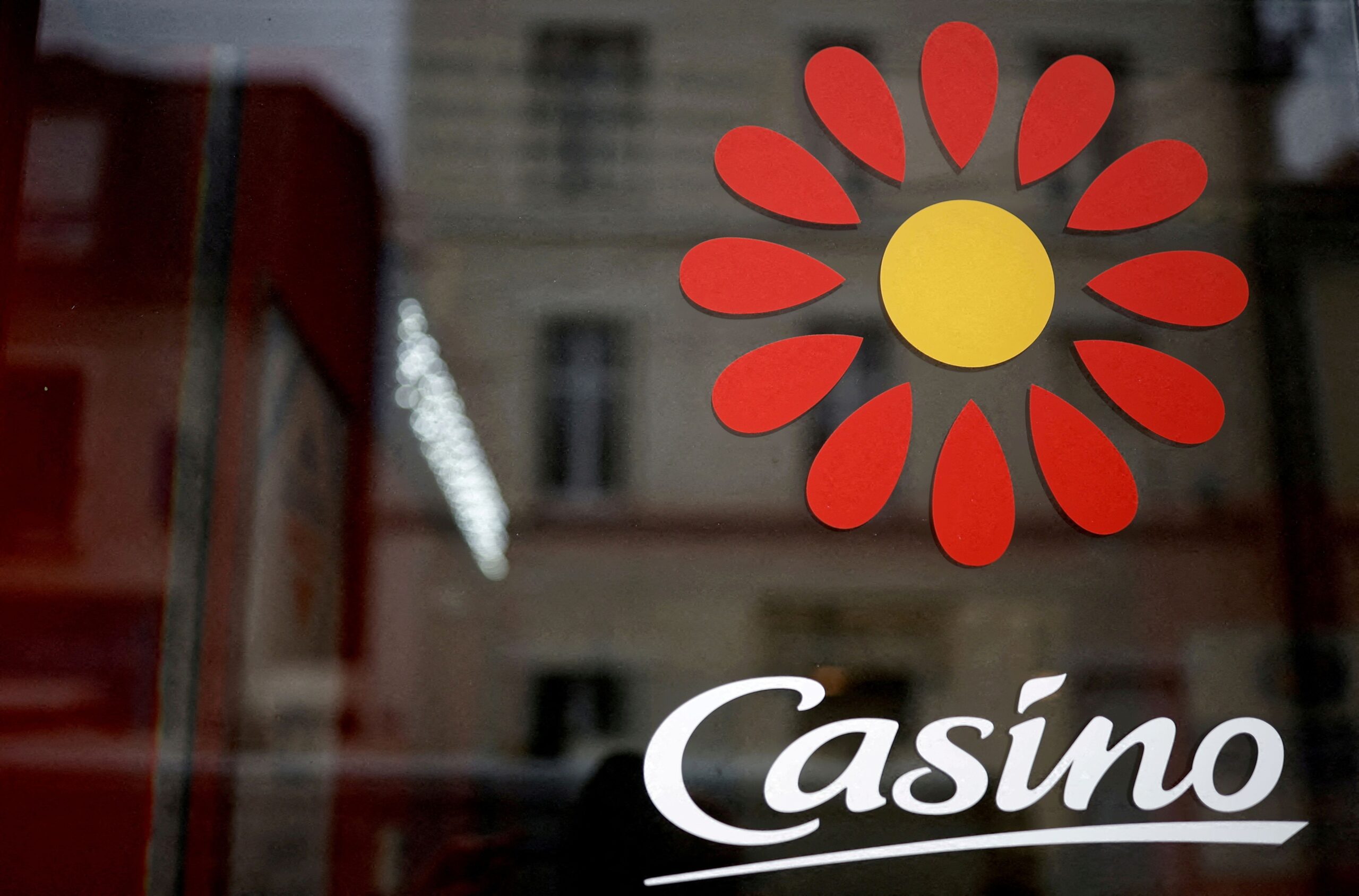 Casino reduz prejuízo a 295 milhões de euros em 2024