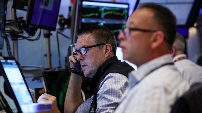 Wall Street cai com tarifas, mas possível paz na Ucrânia suaviza perdas