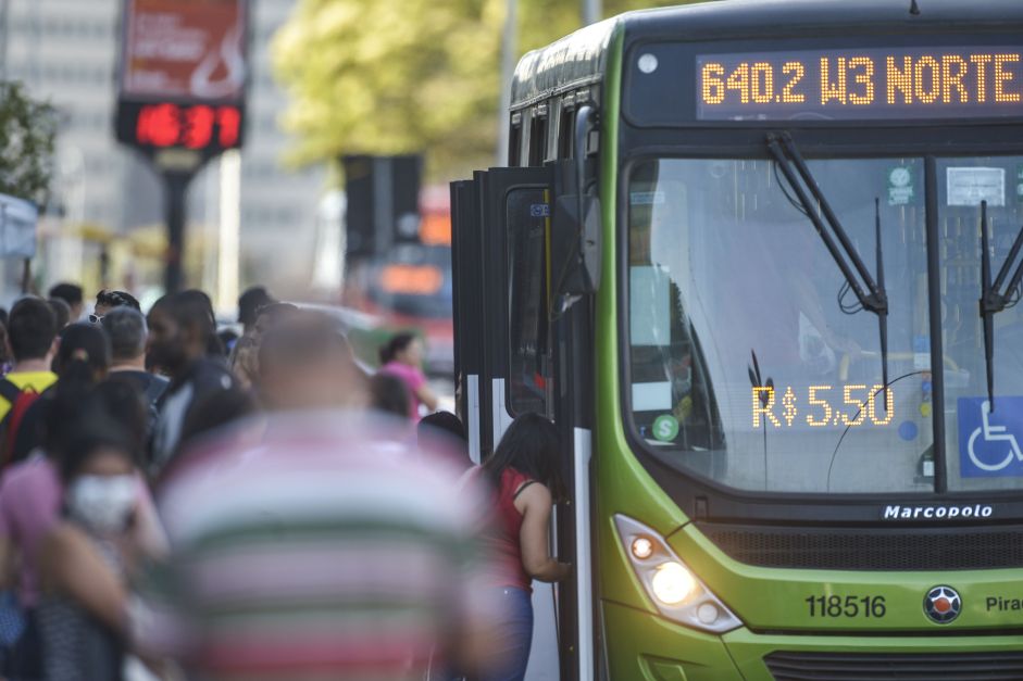 Setor de serviços recua 0,2% em janeiro, diz IBGE