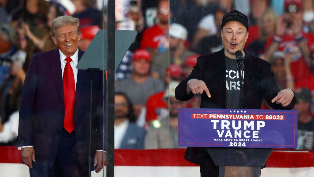 CEO da Tesla, Elon Musk, durante comício de Donald Trump na Pensilvânia, EUA