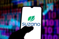 Mercado de celulose dá sinais de equilíbrio na guerra comercial, diz Suzano