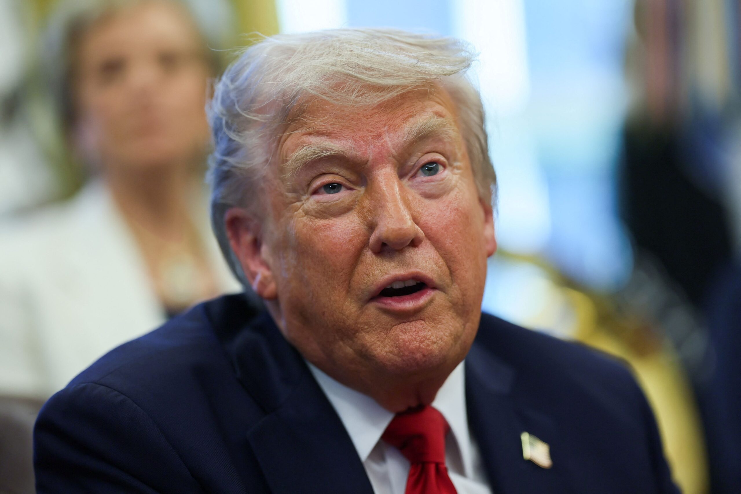 Trump assina ordem para reduzir barreiras à fabricação de farmacêuticos