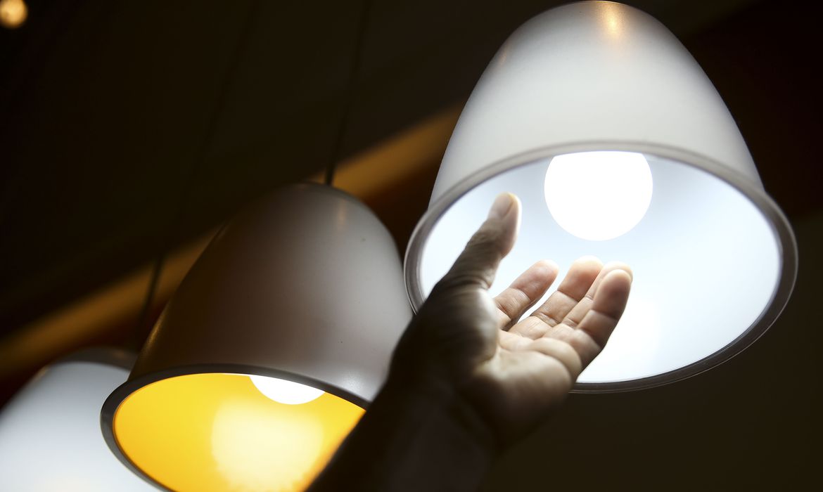 Tarifa social de energia soma R$ 6,4 bilhões em subsídio na conta de luz