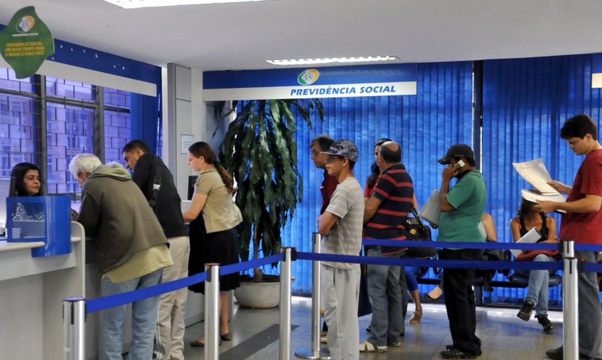 INSS: Juiz determina suspensão dos descontos feitos pela Contag
