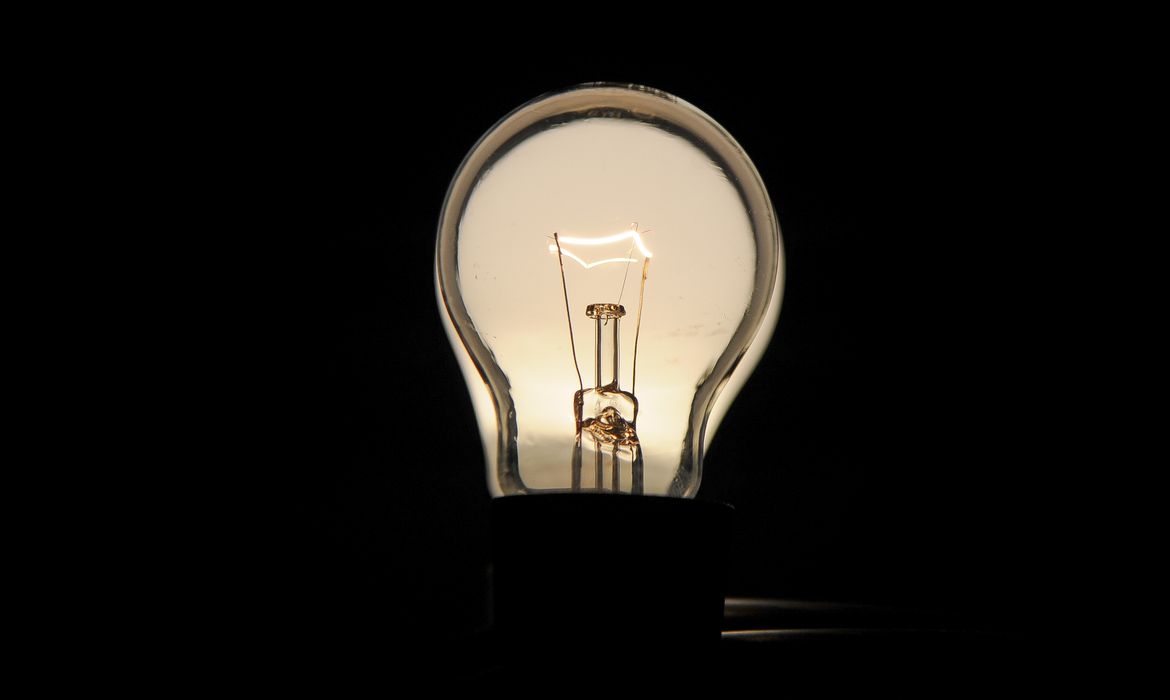 Conta de luz: isenção a mais pobres será paga por classe média, diz estudo
