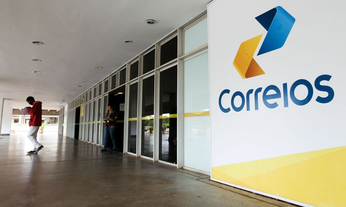 Correios citam “frustração“ com rombo bilionário e culpam Taxa da Blusinha