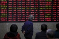 Índices acionários chineses têm leve baixa antes de negociações comerciais
