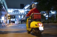 Apps brigam, taxa e delivery ficam mais baratos – mas depende do aplicativo