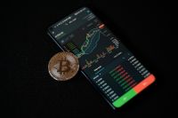 Bitcoin supera US$ 100 mil pela 1ª vez em 3 meses após acordo dos EUA