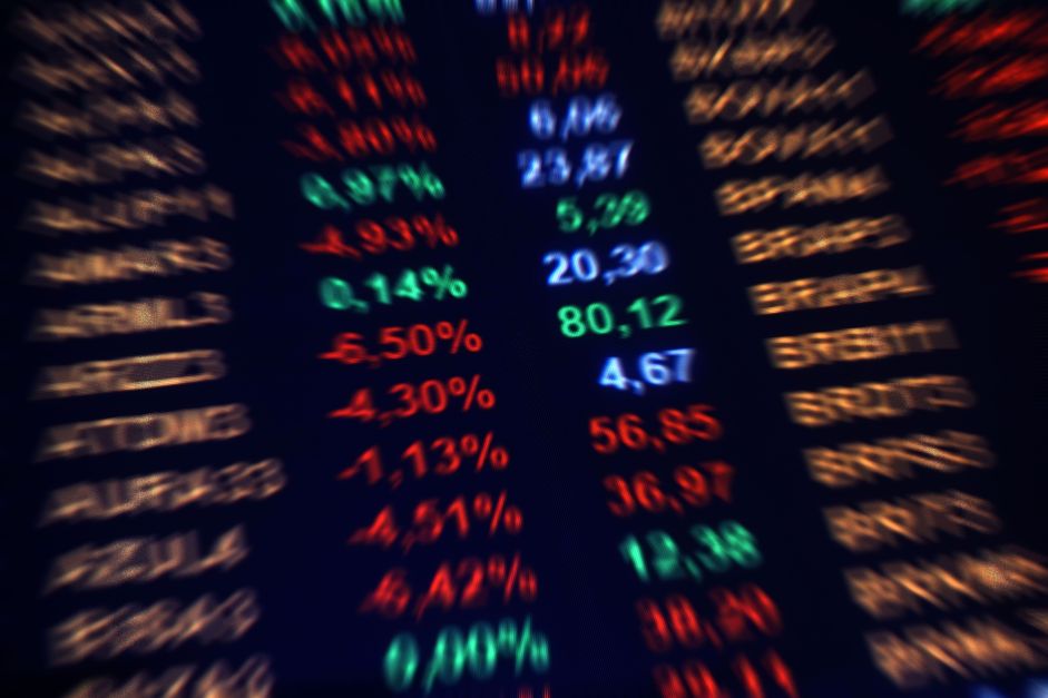 Dólar e Ibovespa recuam com bateria de dados e guerra comercial no radar