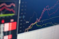Juros futuros sobem com serviços no Brasil e yields dos Treasuries em alta
