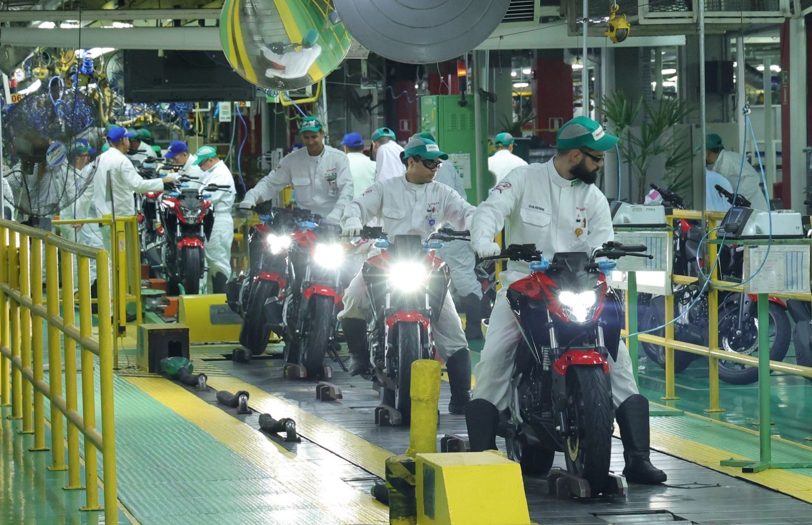 Vendas de motos sobem 7,3% em abril ante mesmo mês de 2024, diz Fenabrave