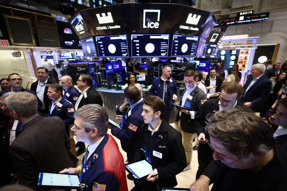 Bolsas de NY fecham em alta, frente expectativas com negociações de tarifas