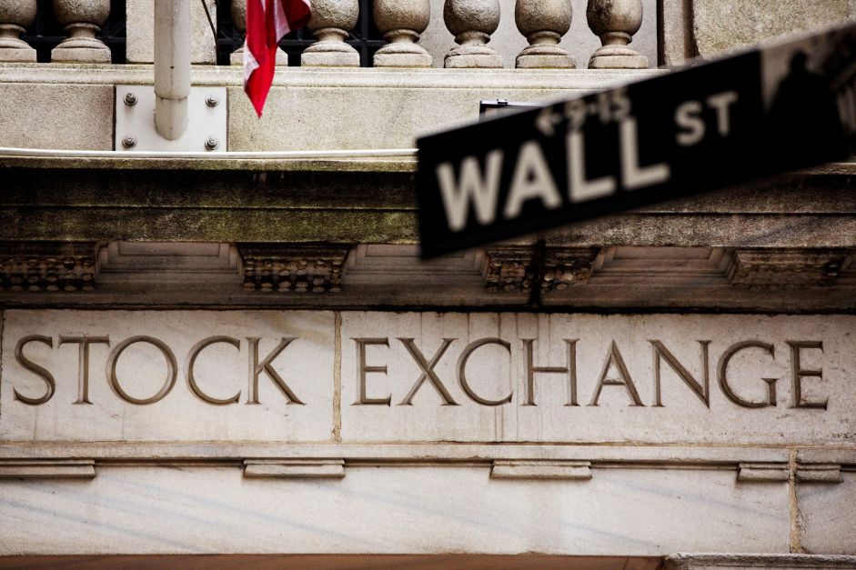 Bolsas de NY fecham sem direção única em meio a anúncios relacionados à IA