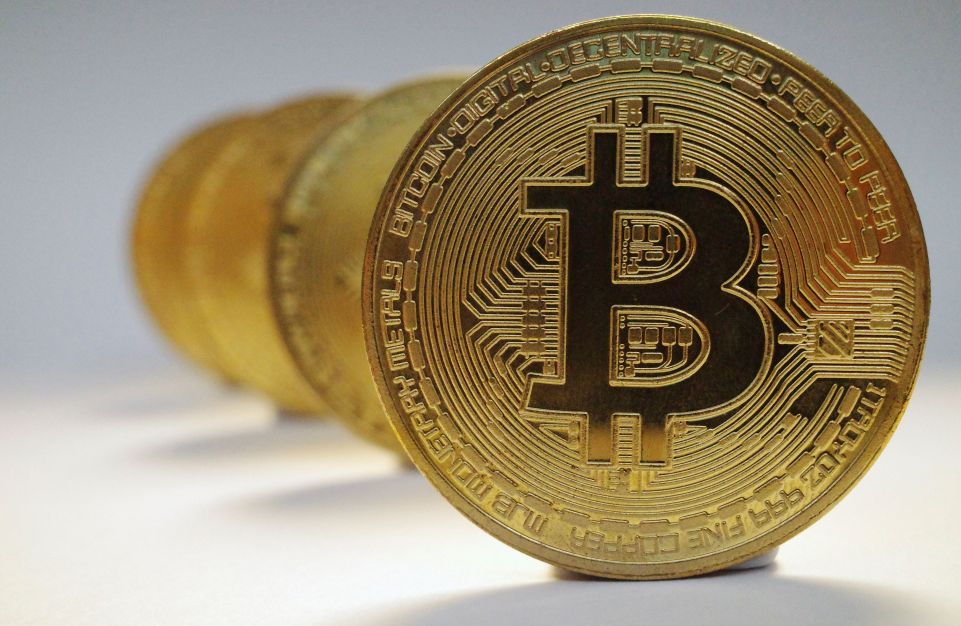 Criptomoedas: bitcoin oscila entre ganhos e perdas, após dados e juros