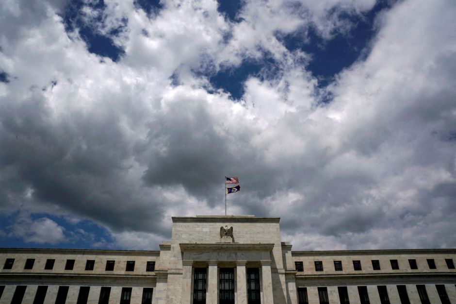 Mercado de trabalho estável permite que Fed não se apresse em cortar juros