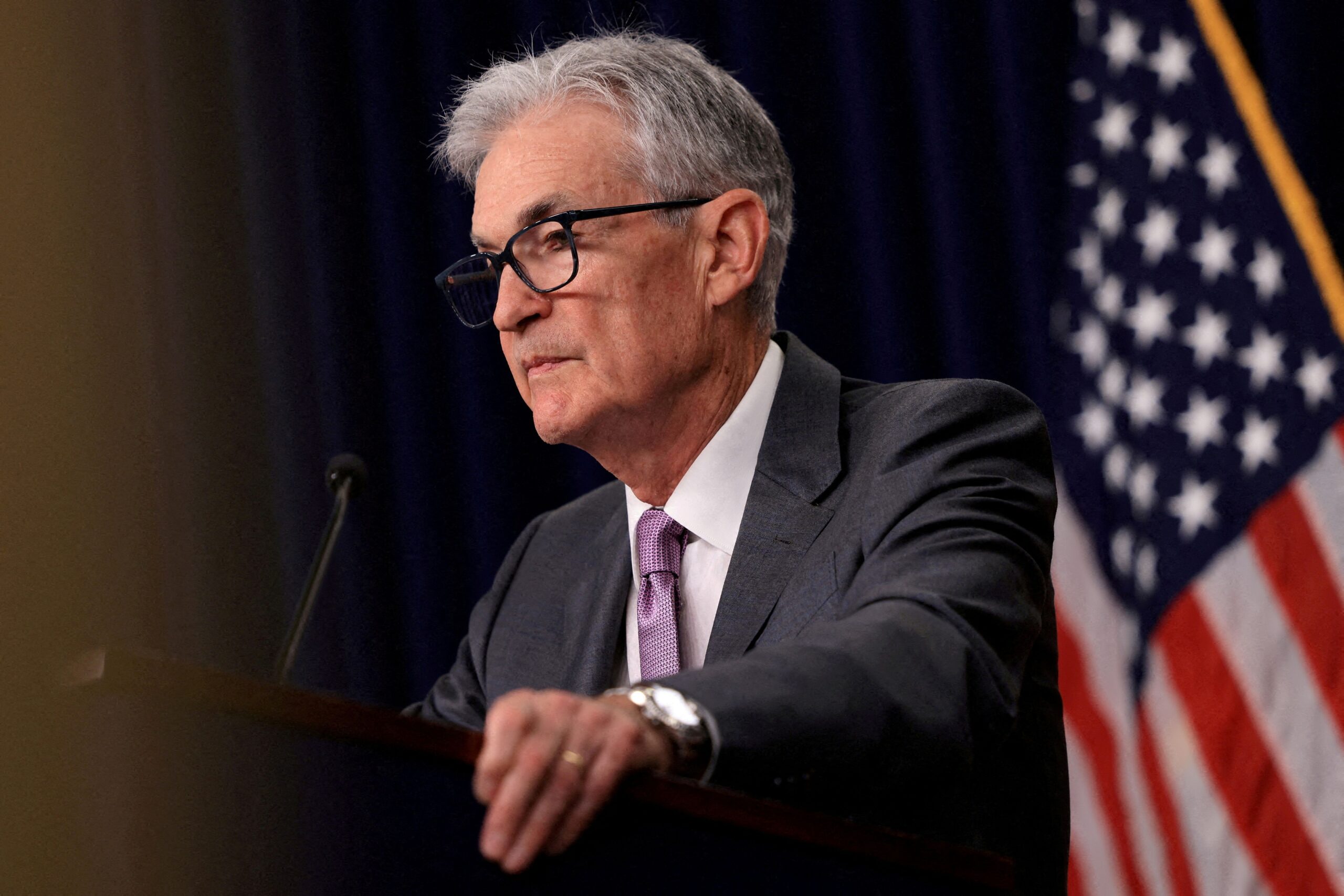 Powell diz que estratégia sobre emprego e inflação precisa ser reavaliada