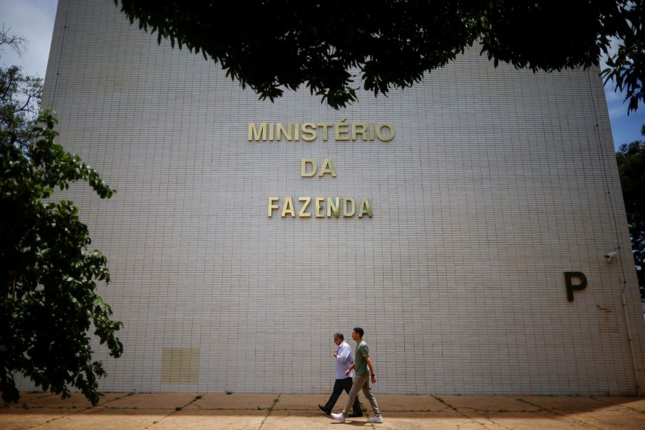 Com alta do IOF, apps de bancos e corretoras alertam clientes às pressas